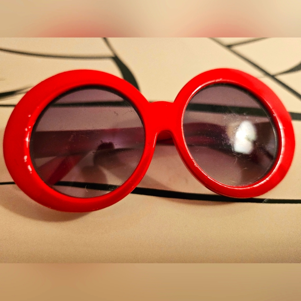 Vintage Olivia Cherry Red Round Sunglasses | Size Kids (Very Small)